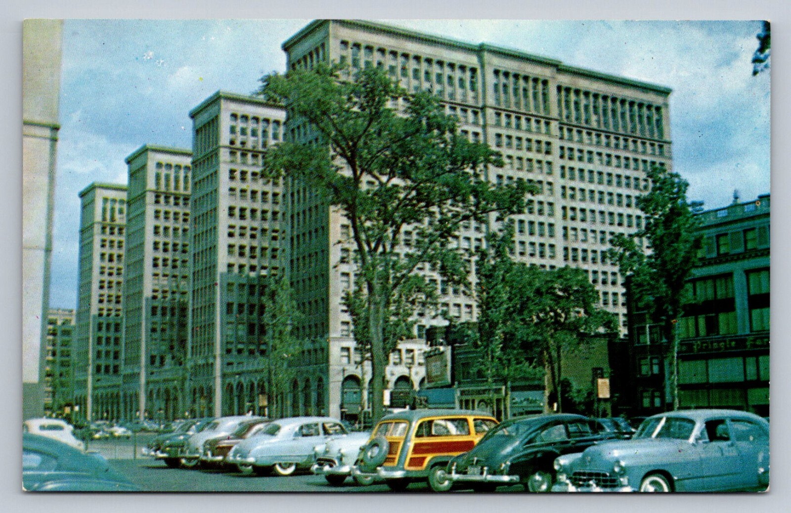Postcard Michigan Detroit General Motors Bldg Woody Station Wagon Chrome E218