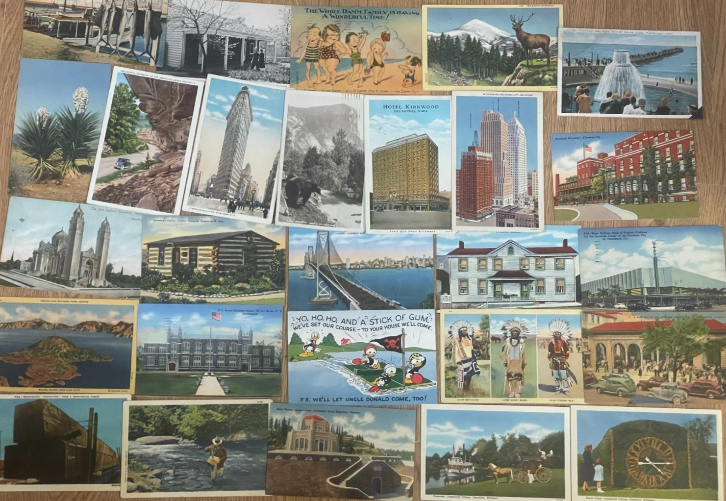 338 different used US picture postcards from the 1930s & 1940s – Nice variety