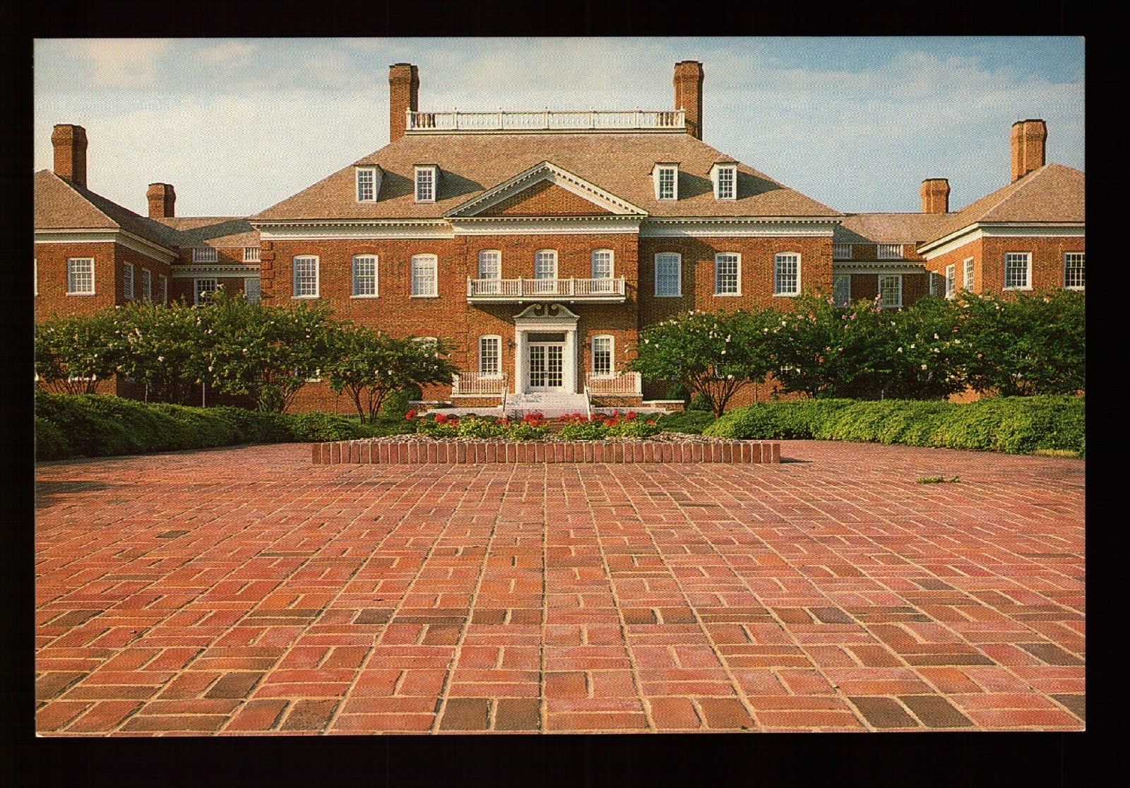 POSTCARD : VIRGINIA – VIRGINIA BEACH VA – REGENT UNIVERSITY – ADMIN BUILDING