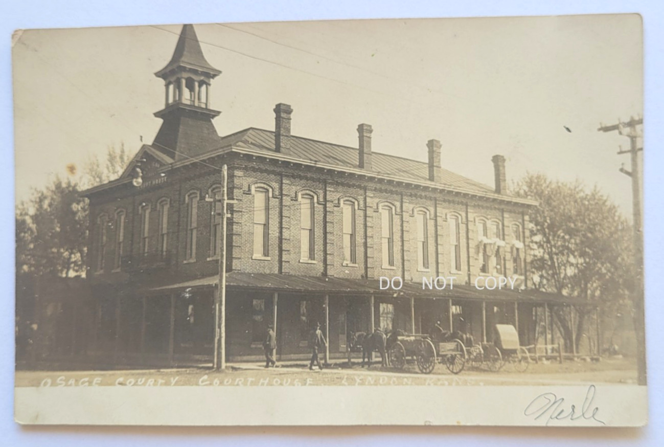 1907 REAL PHOTO POSTCARD WAGONS BY OSAGE COUNTY COURTHOUSE LYNDON KANSAS