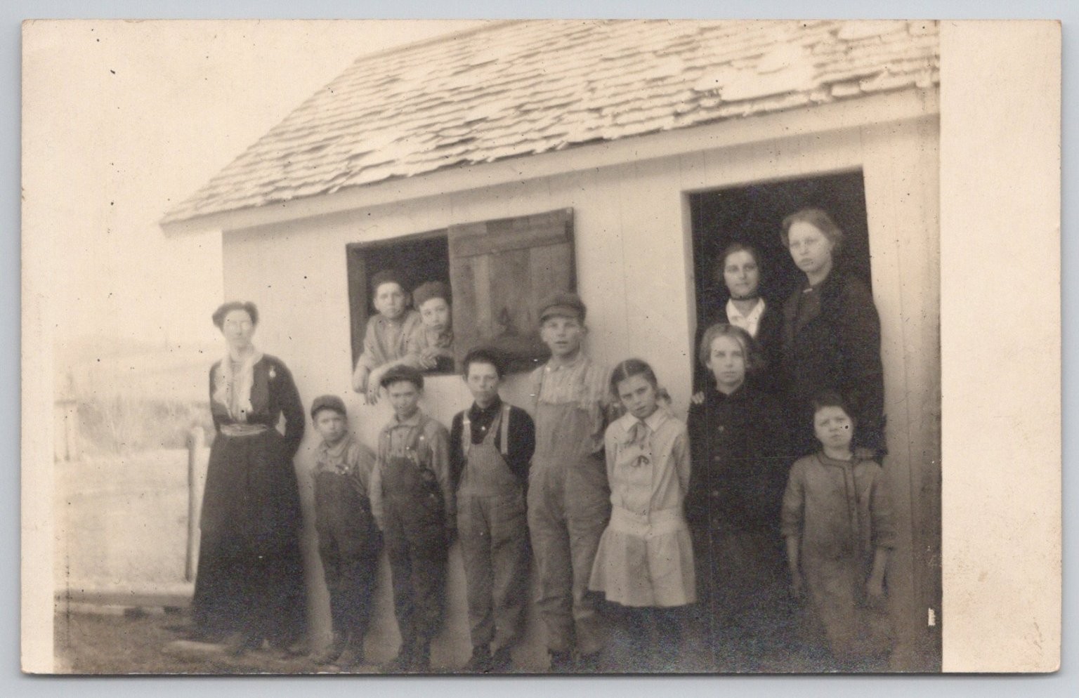 Early 1900s RPPC Postcard Large Family Group Children Rural Farmhouse Unposted