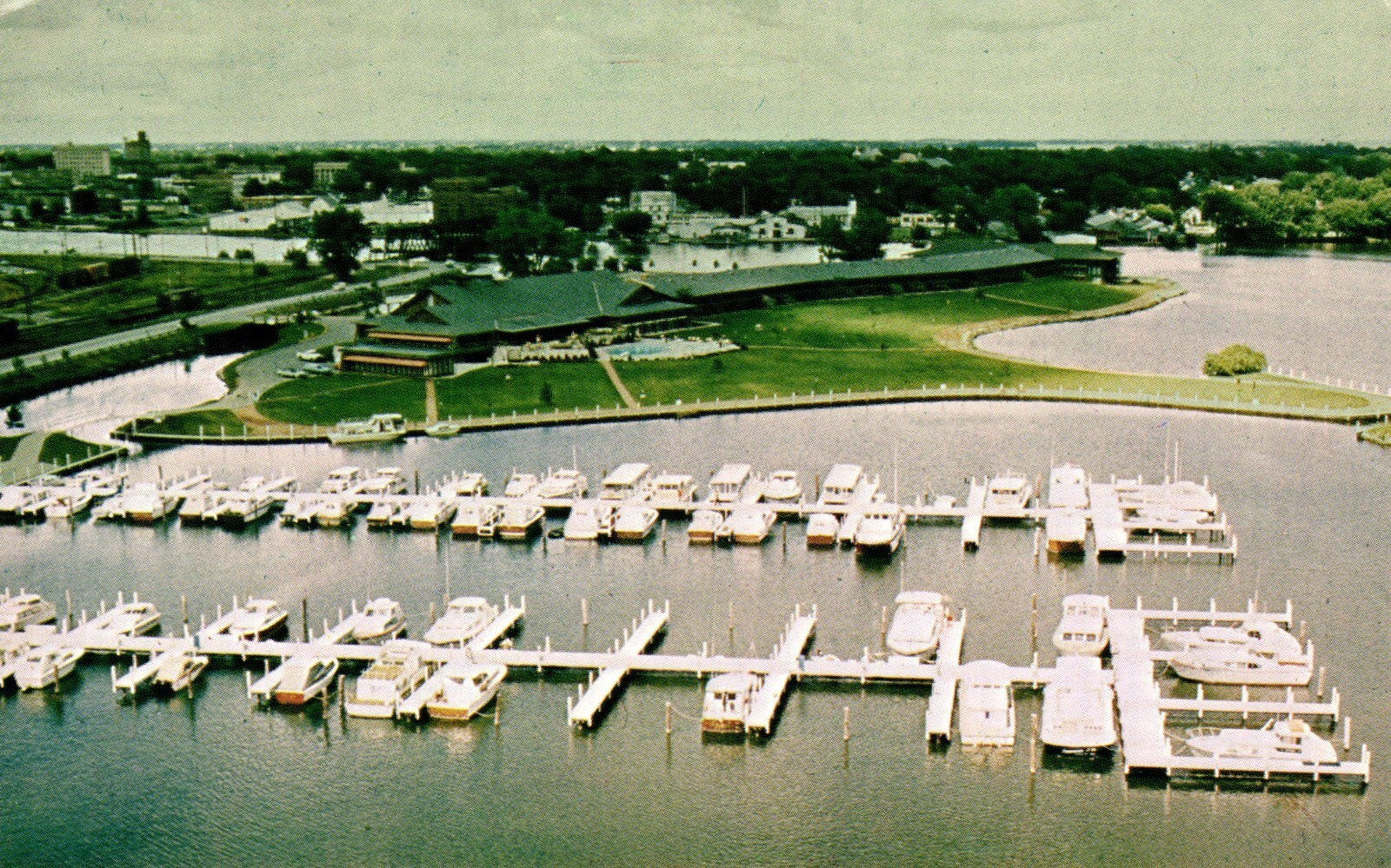 Postcard the Pioneer Inn on lake Winnebago, Oshkosh, Wisconsin