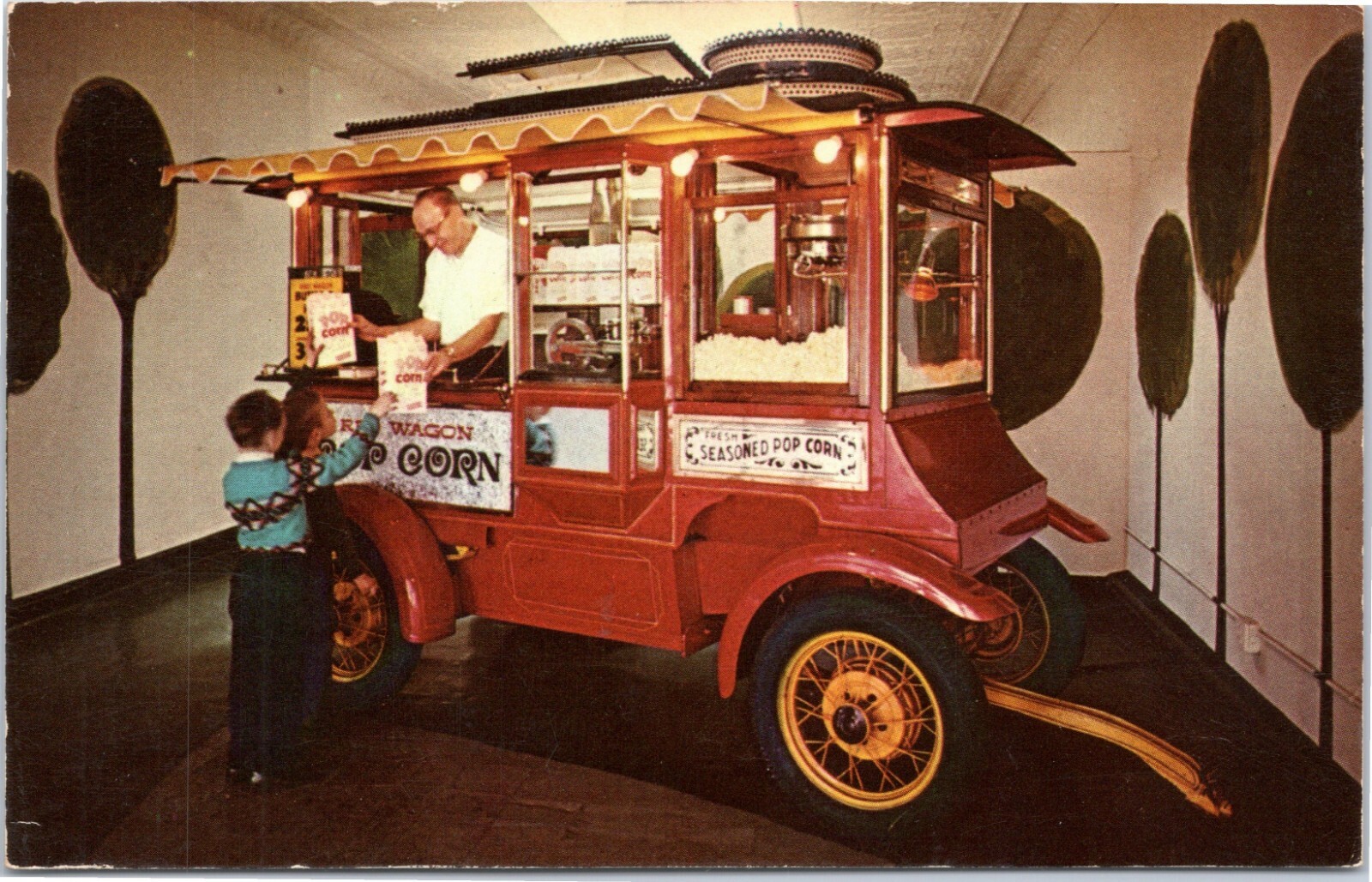 The Red Wagon – Old Fashioned Popcorn Wagon in Old Town Chicago Illinois