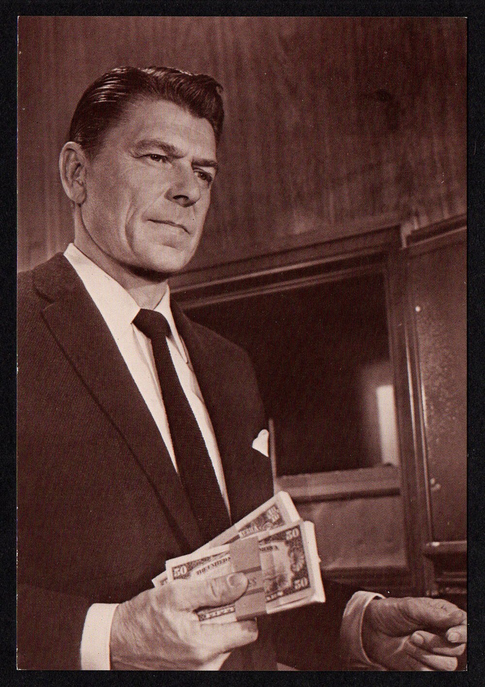 MINT UNUSED POSTCARD RONALD REAGAN HOLDING MONEY LUDLOW CLASSICO 136-059