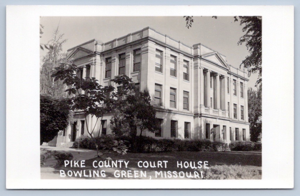 Bowling Green Missouri Pike County Court House c1940 RPPC Postcard