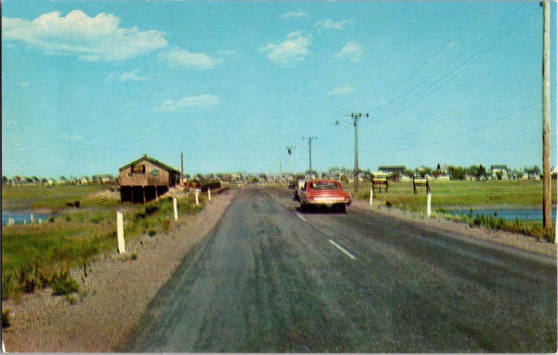 Wells ME postcard MILE ROAD MAIN ROAD INTO WELLS BEACH WITH CAR j/05 BK7185