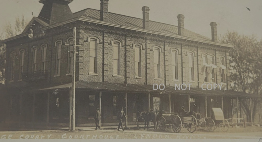 1907 REAL PHOTO POSTCARD WAGONS BY OSAGE COUNTY COURTHOUSE LYNDON KANSAS