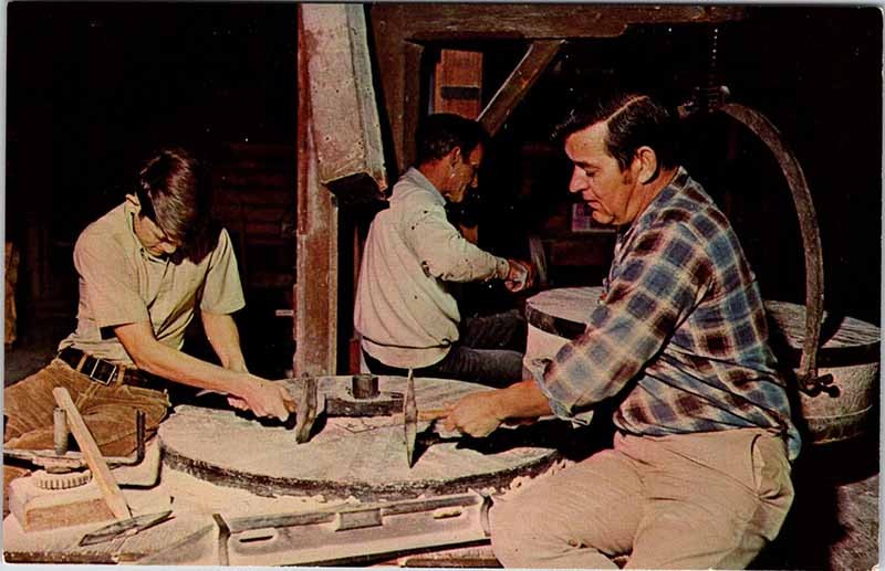 Postcard PEOPLE SCENE Pigeon Forge Tennessee TN m/09 AN7513