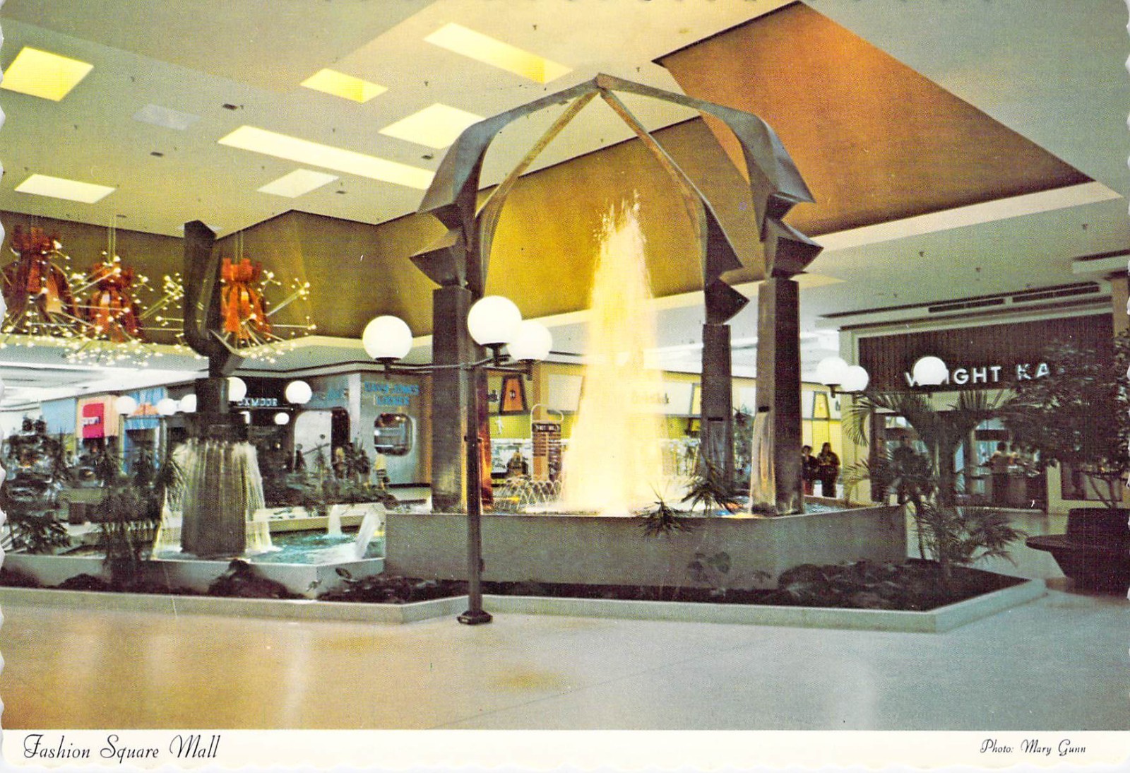 1975 MI Saginaw Fashion Square Mall Fountain Mint UNP Postcard 4×6 C62