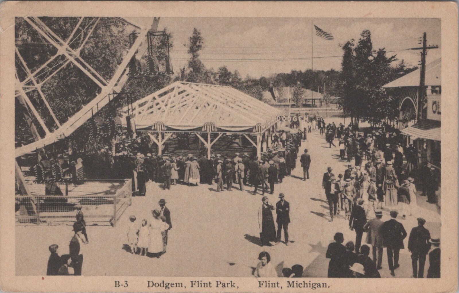Flint Amusement Park Dodgem Ferris Wheel Crowd Michigan c1920s postcard MP4