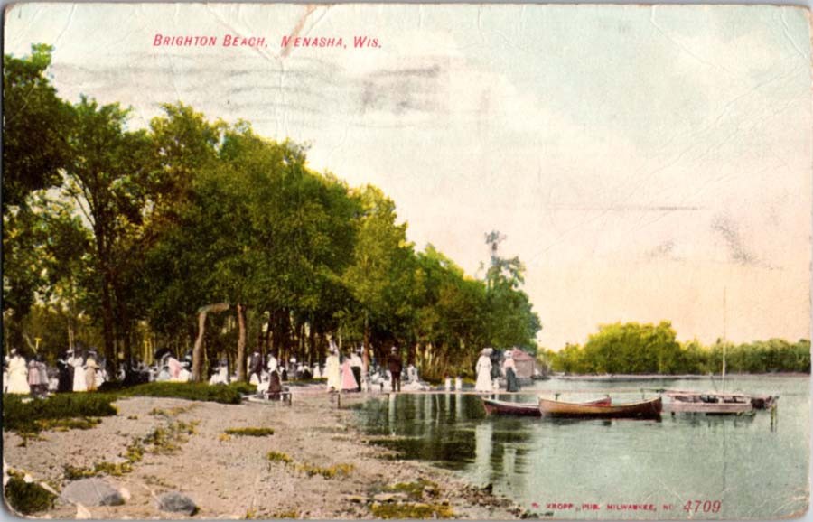 Menasha WI postcard PEOPLE ENJOYING A DAY AT BRIGHTON BEACH BOATS j/05 BB5002