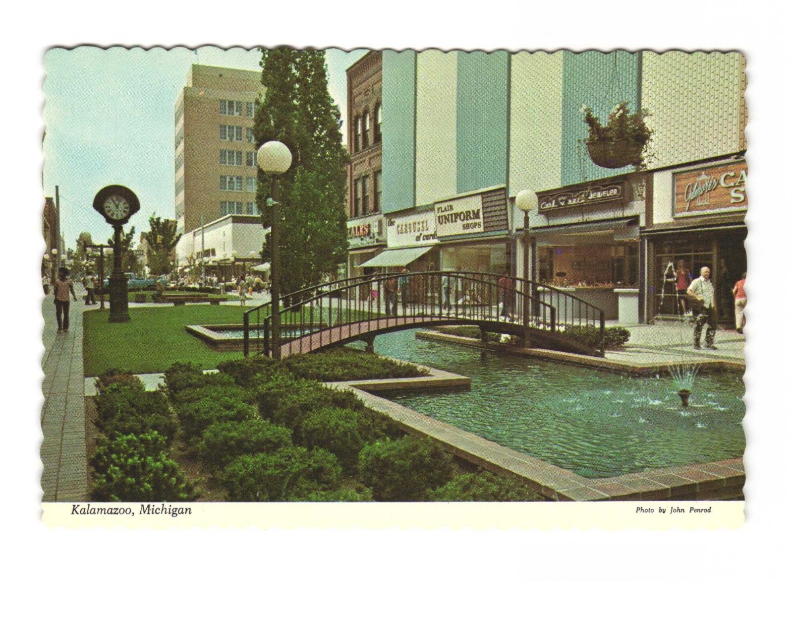 Kalamazoo MI Beautiful Downtown mall vintage postcard unposted